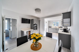 Kitchen diner angle 3- click for photo gallery